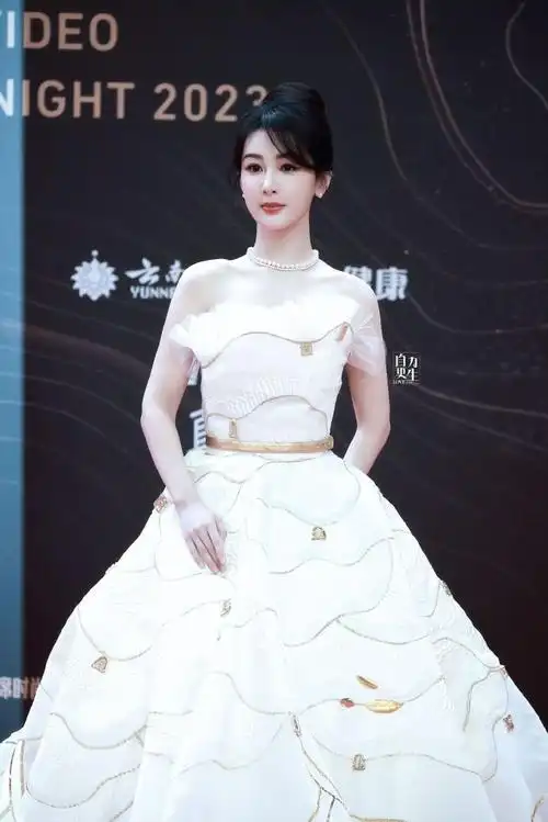 杨紫白色鎏金裙##夭柳红毯情侣装