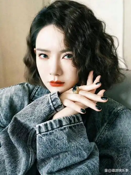 戚薇,一位拥有独特魅力的女演员,她的穿搭风格一直备受关注.