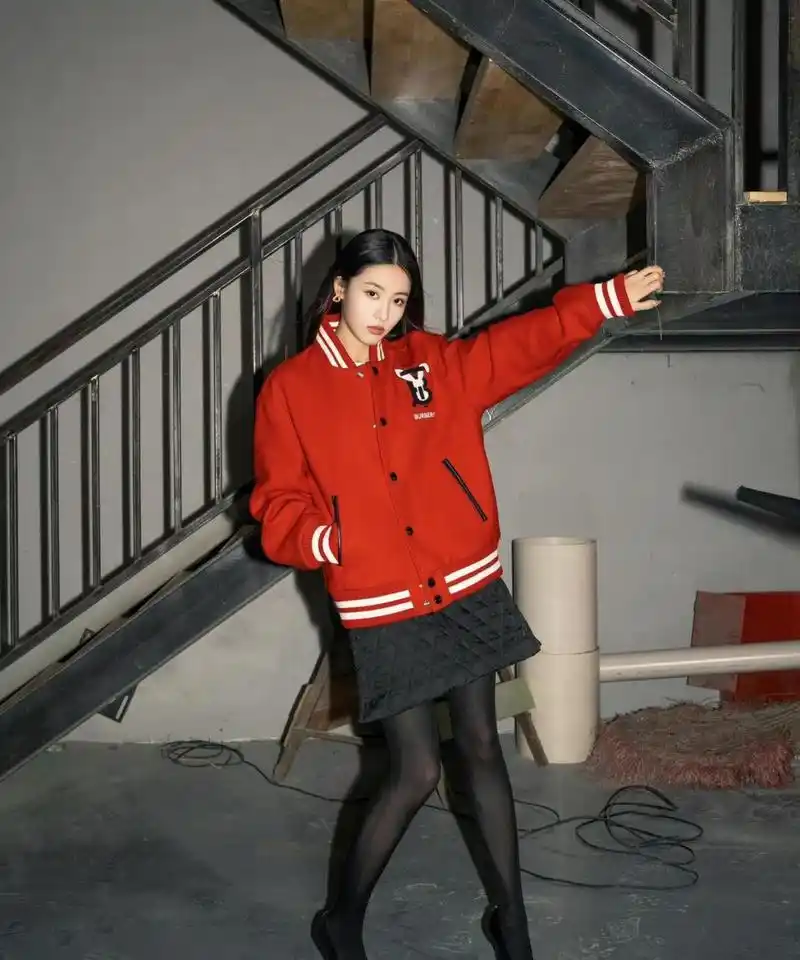 孙芮,运动套装配丝袜美腿,造型时尚百变十足时髦女郎 #中国版chatgpt