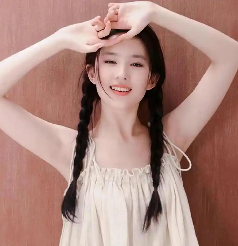 刘亦菲年轻时才叫惊艳时光,早期双麻花辫清纯写真,百看不厌.