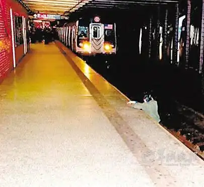 美"地铁撞死人"照片引众怒 《纽约时报》毫无悔意(图)