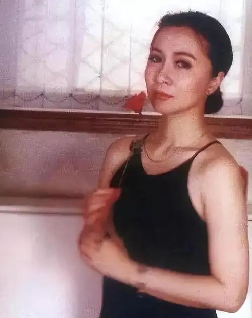 蔡明更是被频频提及;明明年轻时如此漂亮,有灵气,如今却被一张整容脸