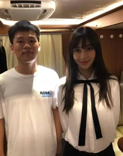 从这张照片来看她面对路人的时候非常温和,毫不犹豫的就答应了合影