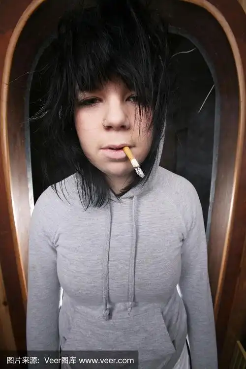 嘴里叼着香烟的白人女性