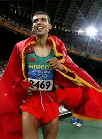 图文:奎罗伊男子1500米 夺冠披上国旗