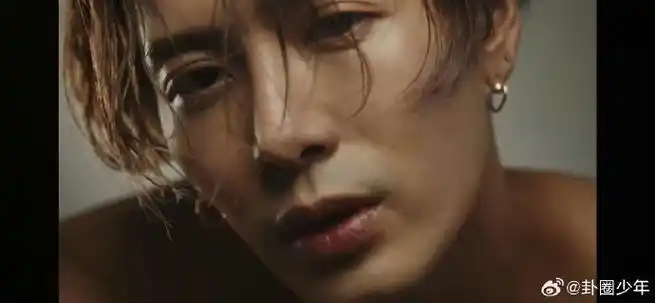 王嘉尔半裸镜头##王嘉尔半裸拍mv