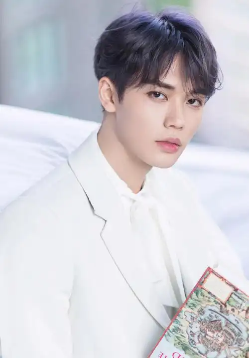 林彦俊纯白风度写真图片