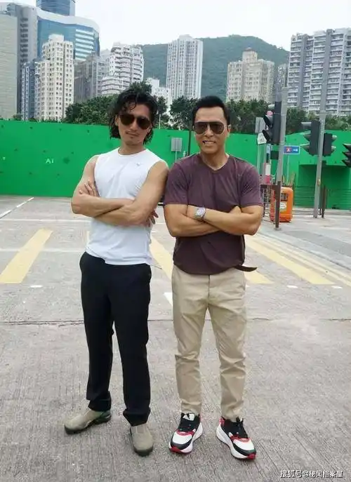 长得英俊帅气,却输在"个子矮"上,这4位男星的身高太不懂事了_梁朝伟