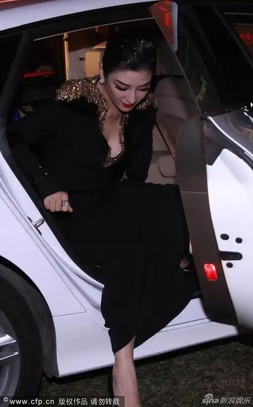 黄奕浓妆红唇现身低胸走光露内衣