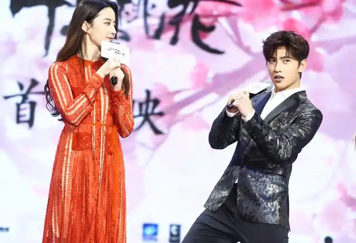 组图:男帅女美!杨洋刘亦菲合跳热辣街舞