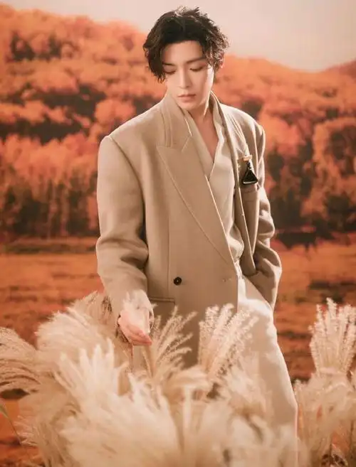 金丝眼镜和卷发在侯明昊身上高级感拉满了,完全就是优雅学长,明昊哥拍