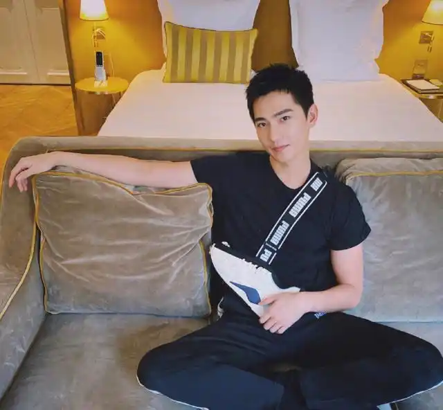 带你参观杨洋的豪宅,卧室大得能摆放沙发,平时还能充当客厅用