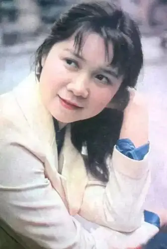 走进蔡明所在的班级,三人只在教室里站了一会儿,上下打量了班内的环境