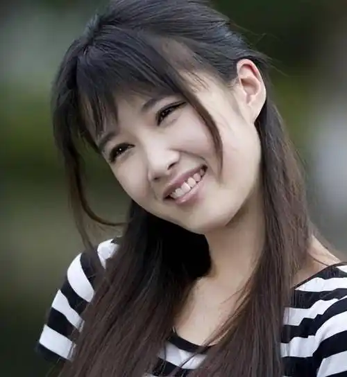 54岁茹萍全家近照,一家四口颜值在线,都是演员,女儿没妈美_刘之冰