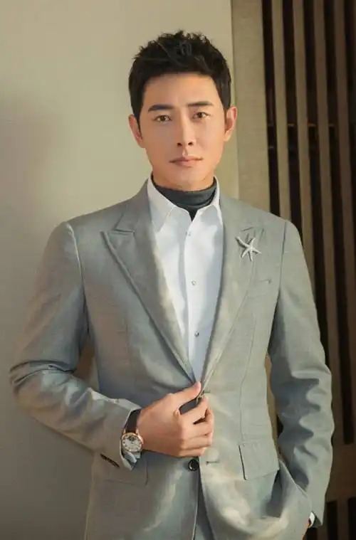 她为了和富商"父女恋"甩掉罗晋,如今罗晋身价暴涨,她却销声匿迹