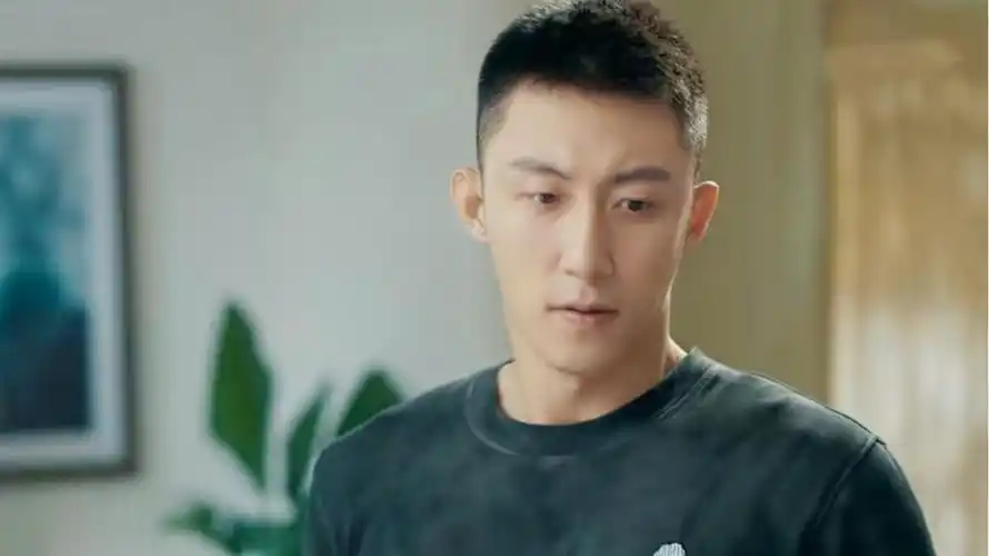 《爱上特种兵》精彩片段,李沁携手黄景瑜上演军官和军医的恋情