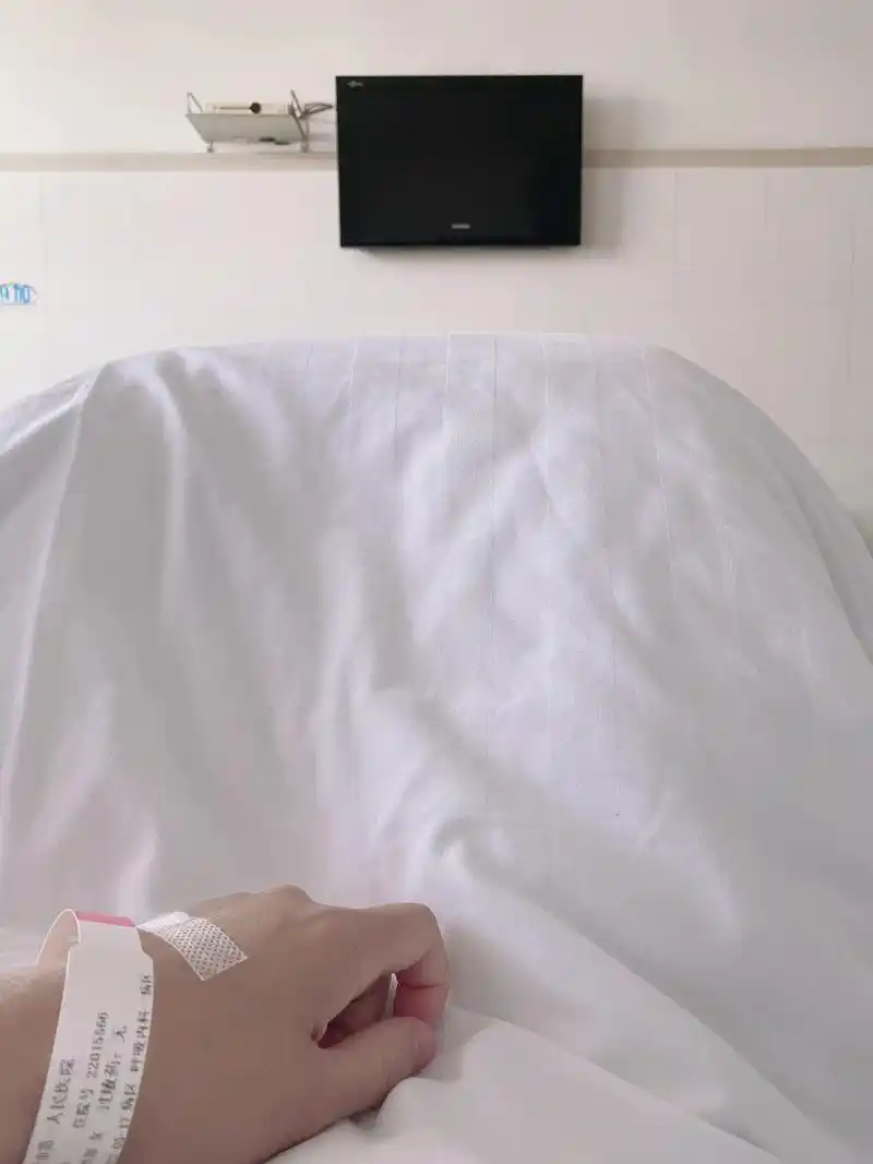 一个人住院,骨灰级孤独,比想象中脆弱,更比想象中坚强,能自己 - 抖音