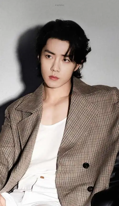 231226肖战新发型惊艳亮相粉丝热盼2024新年祝福