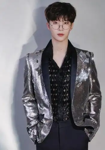 今日份男孩范丞丞金丝眼镜写真