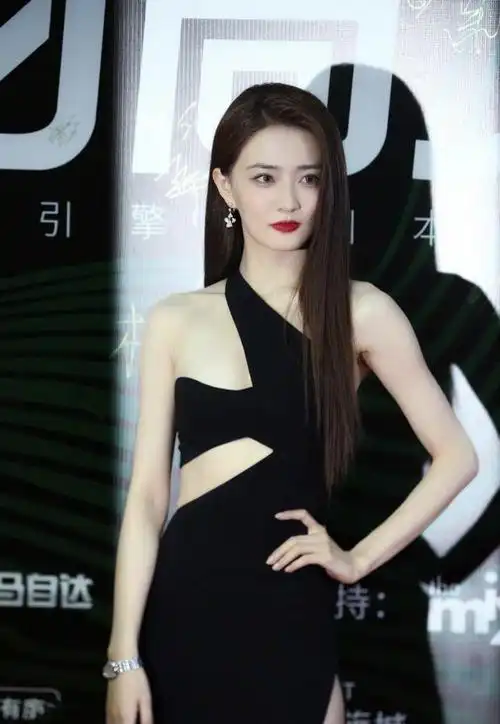 徐璐身材好就是任性穿巴掌大的开叉连衣裙气场好强大