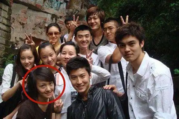 郑爽大学宿舍"4朵金花",3个大红大紫,唯独她始终默默无闻