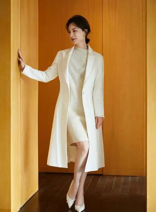 45岁陈数气质出众穿衣优雅知性不扮嫩不显老是40岁女性典范