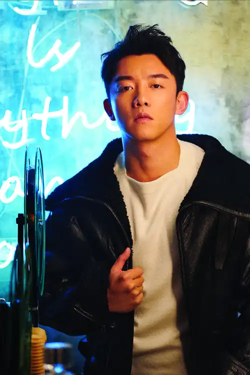 郑恺目光深邃撩力max郑恺酷帅不羁演绎别样港风郑恺率性雅痞演绎潮男