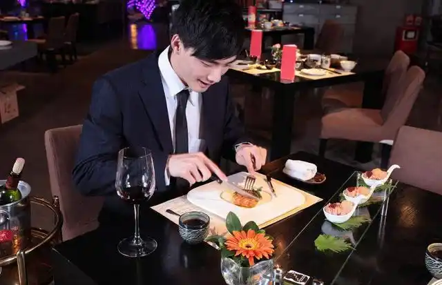 的情侣恋人约会都在这里,但是毕竟是西餐厅,我们对于西餐也不是很熟悉