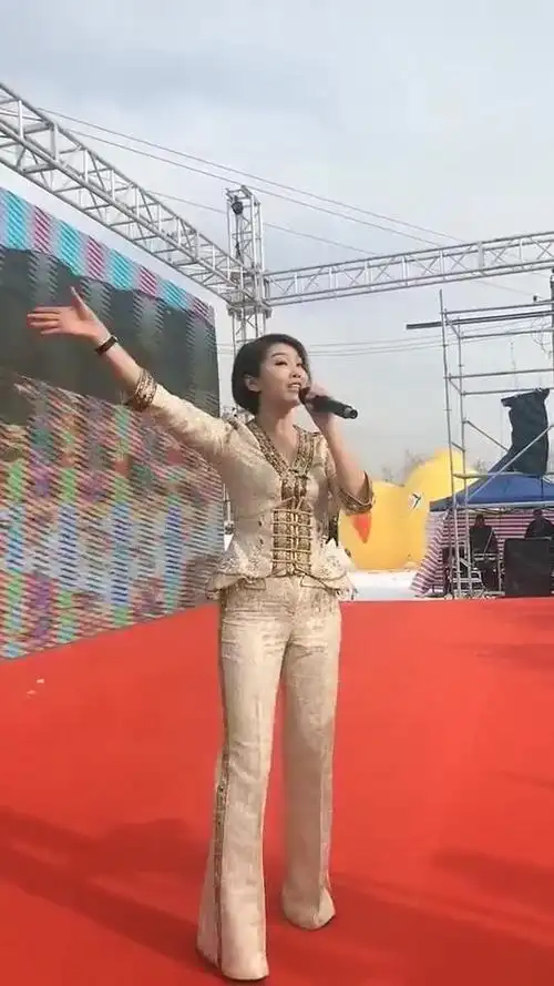 最低调的歌手苏勒亚其其格