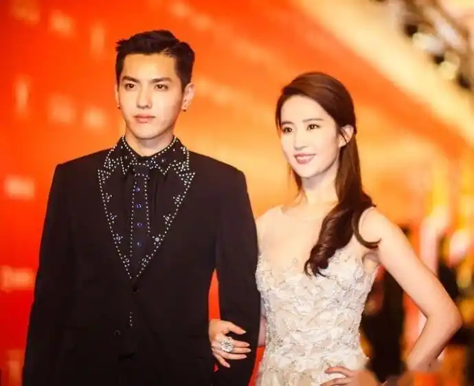 吴亦凡,刘亦菲挽手走红毯,"王子式"霸气侧颜,"公主范"梦幻吸睛,真是郎