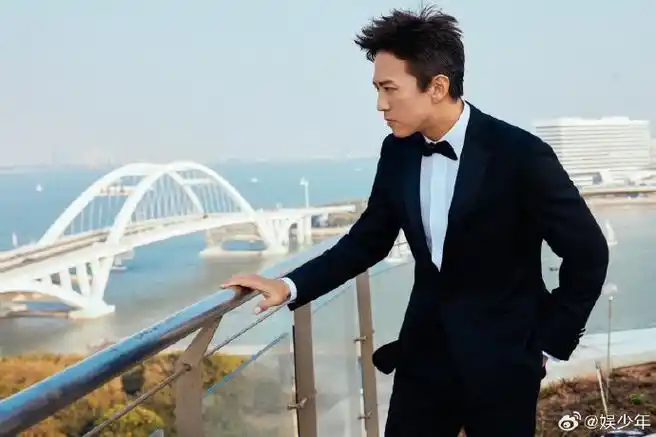 邓超金鸡奖造型#真的觉得非常的开心,邓导演真的好帅呀,跟西装适哦热