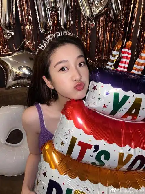 张雪迎分享生日美照,嘟嘴卖萌超可爱,穿搭清纯似初恋