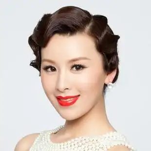 共3张王雅洁艺术照演艺经历2012年成功举办个人毕业独唱音乐会,同年考