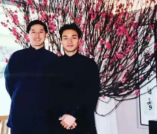 唐鹤德晒旧照迎新年!跟张国荣穿情侣唐装配一脸,年轻时颜值真帅