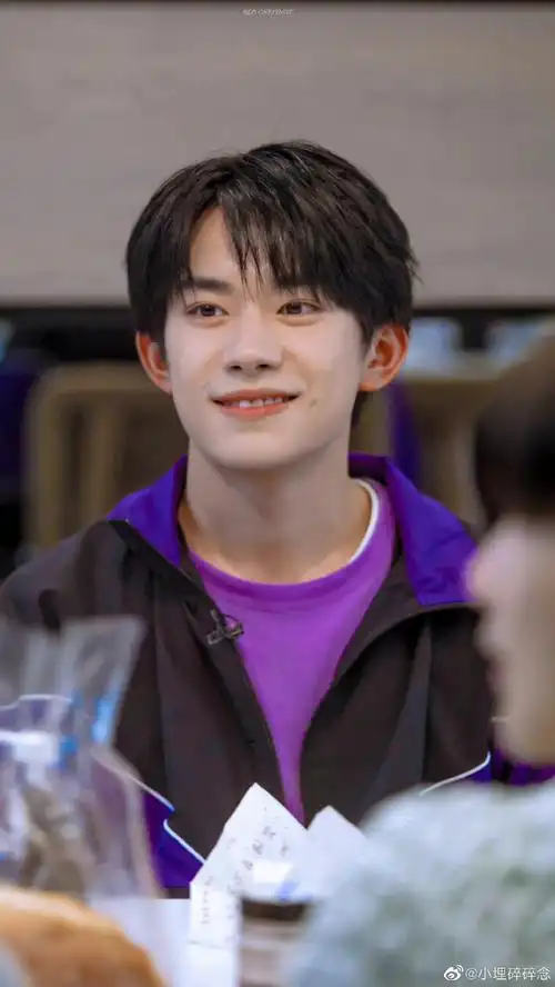 放空嘟嘴什么的真的好可爱啊黑西装造型好帅哇#易烊千玺拍摄片场路透