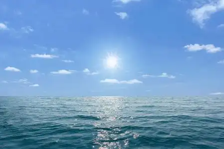 蓝色的大海和蓝天与太阳照片