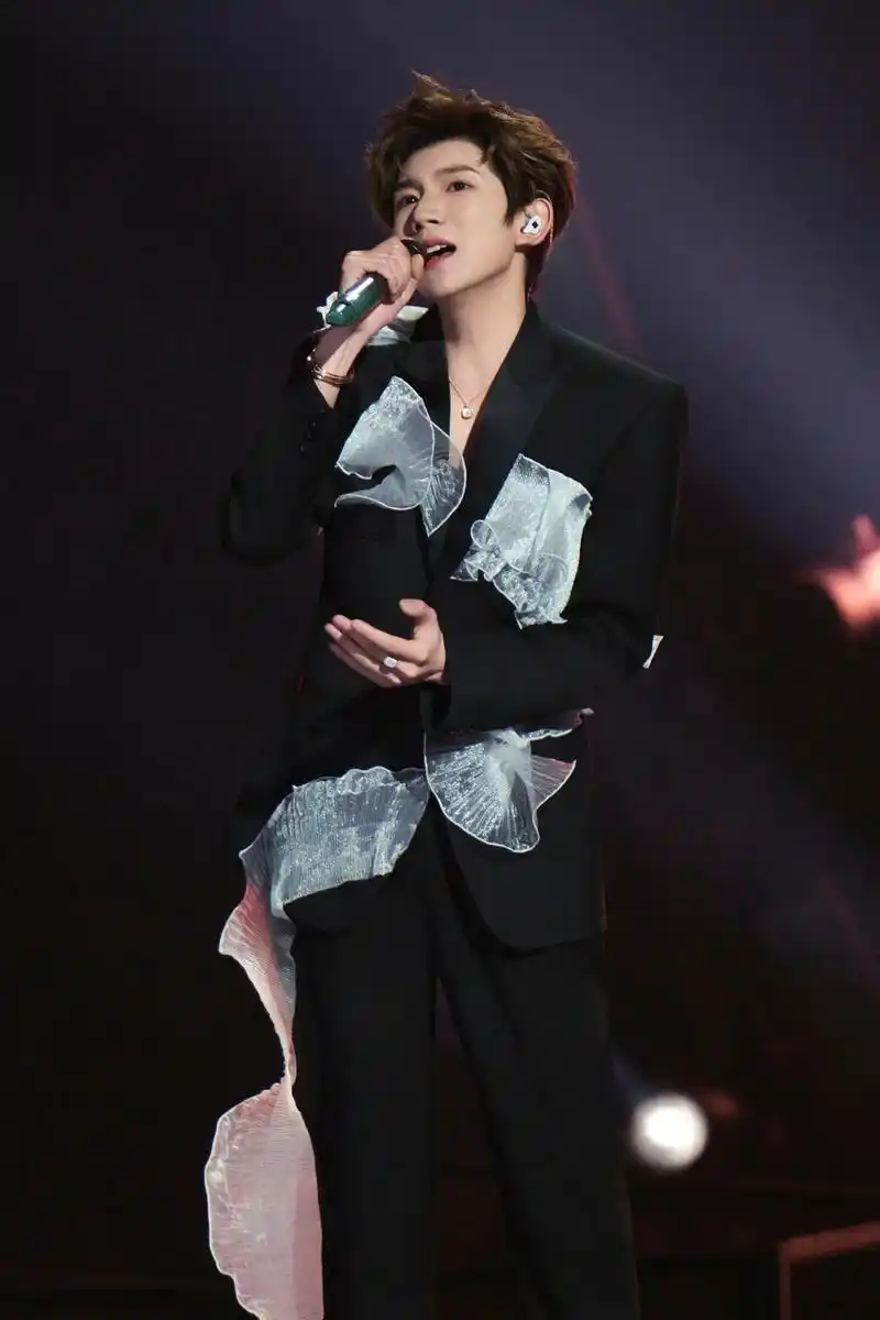 源源,就这样拿着话筒一步步走向更大的舞台吧#王源 #天赐的声