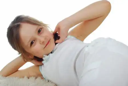 大笑金发小女孩图片