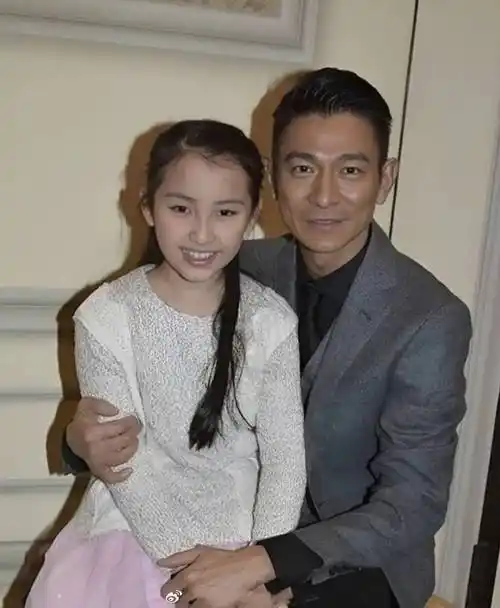 11岁刘向蕙罕见出镜,穿黑裙超优雅,五官清秀颜值神似母亲_刘德华_父亲