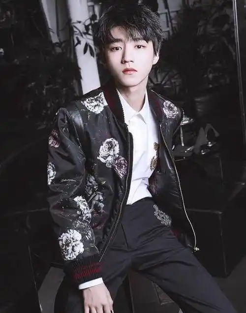 有种烦恼叫王俊凯拍照,为了配合学员身高,脚上鞋子引热议_时候_图片