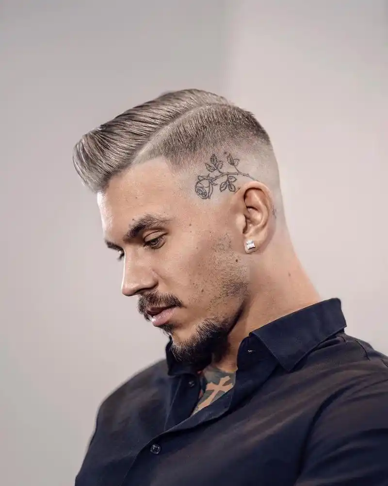 露额发型其实也是很百变的,可以梳理成背头造型很大气 ,二八分油头很