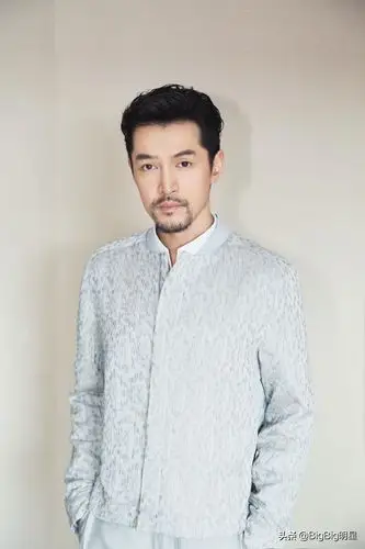 胡歌近照满脸胡子略显沧桑网友中年发福了