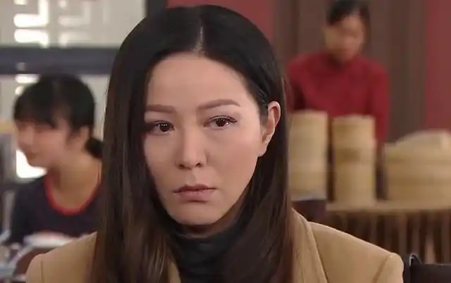 滕丽名在当年的tvb确实是一个不一样的存在,女演员中她的短发也是很