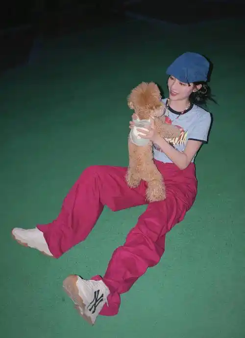 许佳琪贝雷帽搭七彩项链束发运动装尽显青春力量