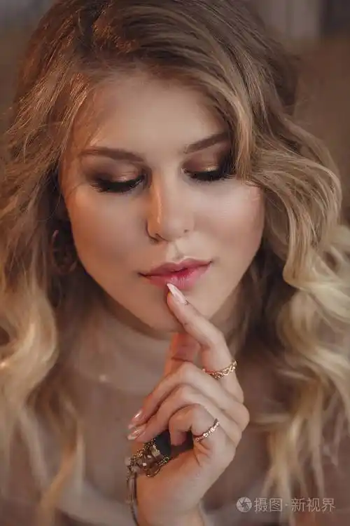 美女性感金发东方风格阿拉伯摩洛哥家具魅力模特摆时尚服装