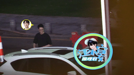 他穿着一件休闲t恤戴着眼镜,开车来到一处商圈附近,赖冠霖把车停好后