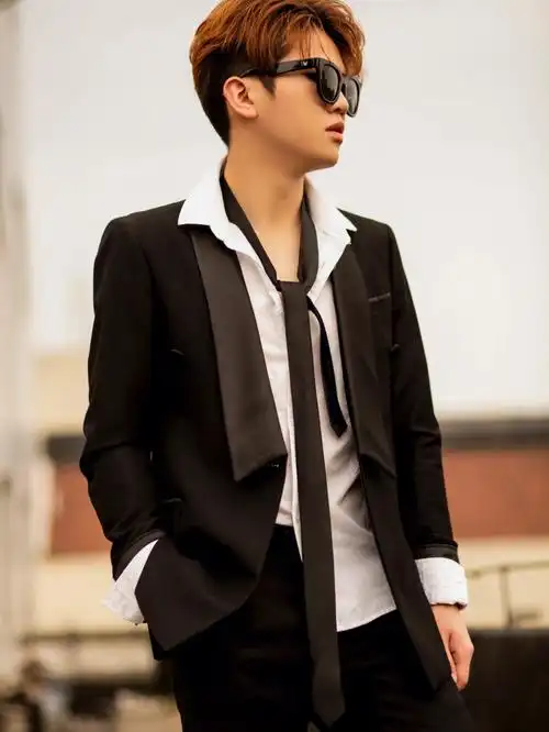 男士外景帅气写真教不会耍酷的男孩子拍照