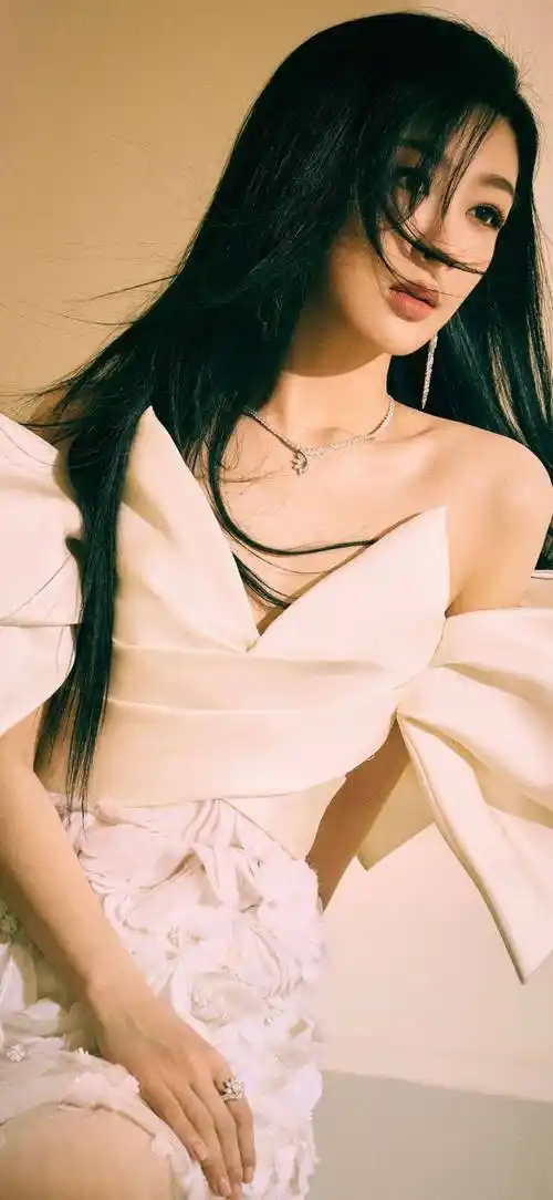 杨紫写真大揭秘:光影之下的魅力与演技,你了解多少?_才华_明星_作品