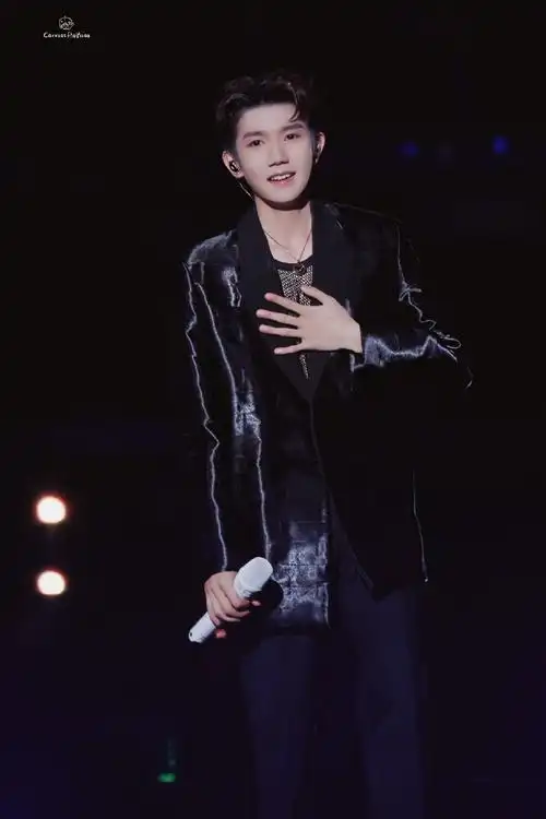 王源捂胸口##王源唱完害羞捂胸口##王源摸着良心自拍