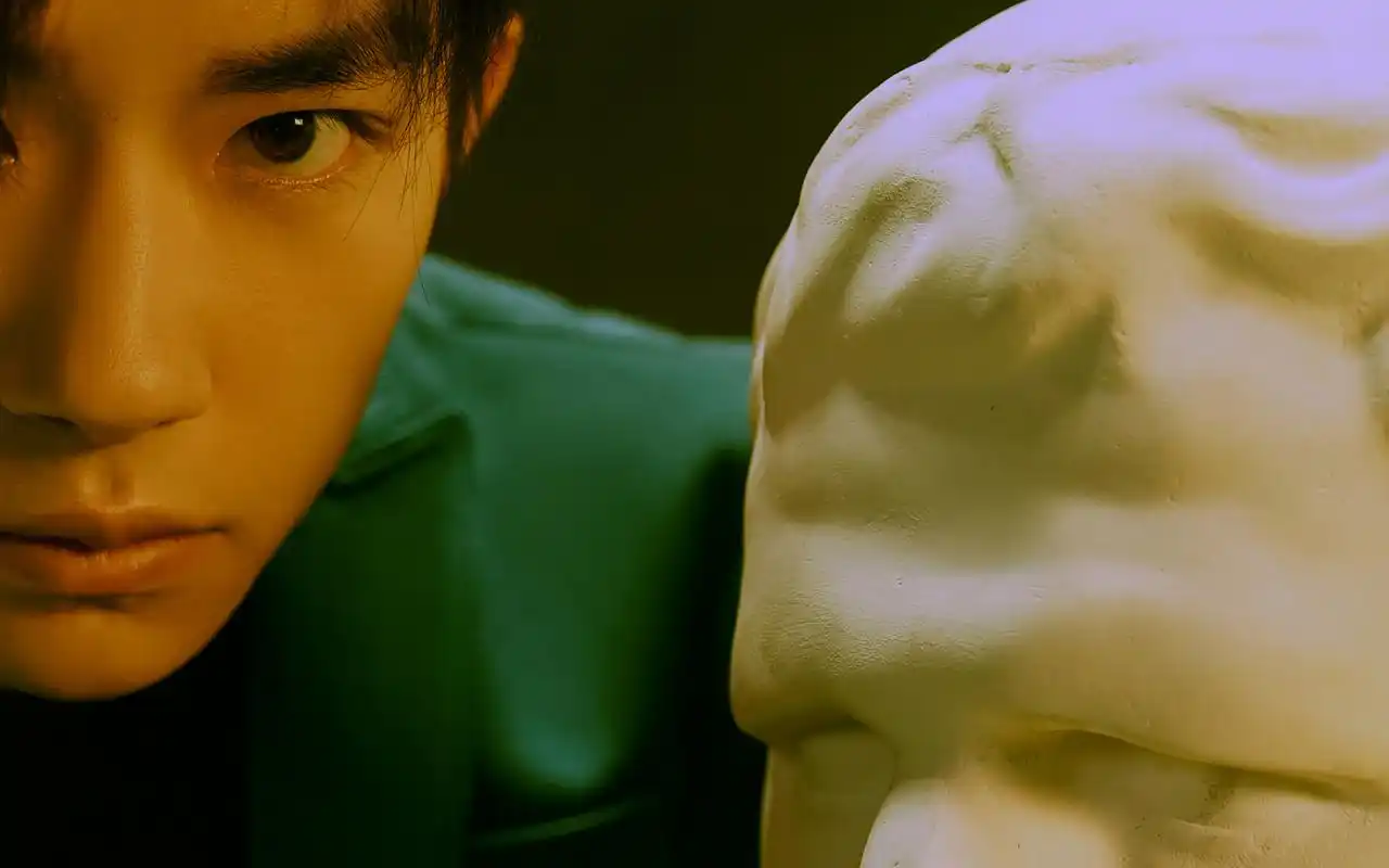 易烊千玺成人礼帅气图片桌面壁纸高清大图预览1920x1200_大陆明星下载